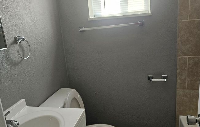 2 beds, 1 bath, 750 sqft, $1,020, Unit B08 1050 01