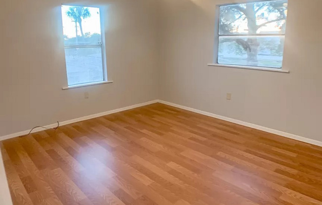 2/1 annual rental unit in Palmetto, move in ready, and hardwoods throughout!