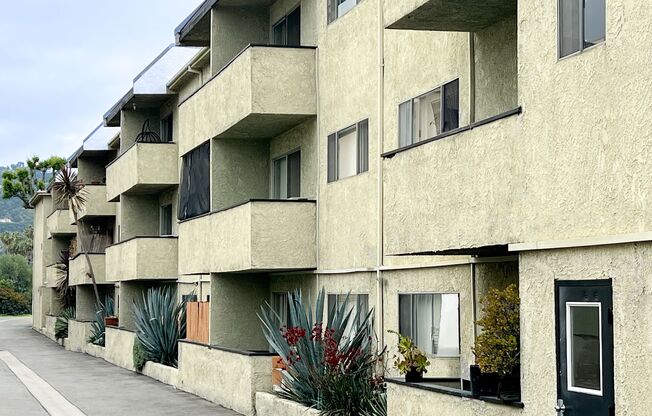 11018 Moorpark Apartments