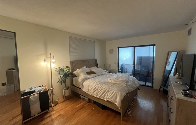 1 bed, 1 bath, 731 sqft, $3,100, Unit 425