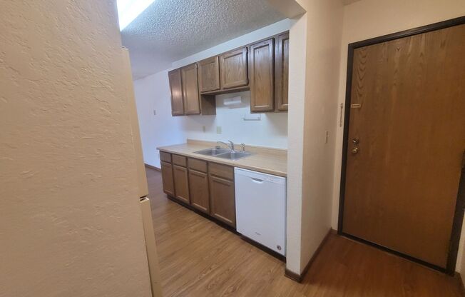 3 beds, 1 bath, 1,220 sqft, $1,299, Unit 124