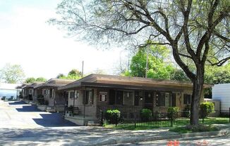 Cute & Clean 2 Bedrooms 1Bath Cottage 1431 Orange Ave