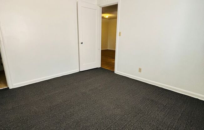 2 beds, 1 bath, $1,200, Unit 4