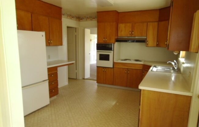 3 beds, 1 bath, $2,595