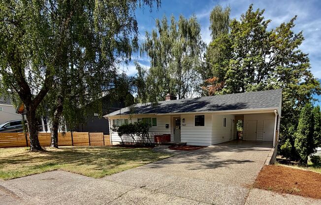 Freshly Remodeled 5bd/2.5bath Home w/ Daylight Basement in Heart of Multnomah Village