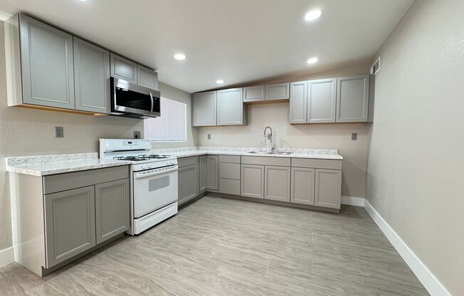 1724 Izabella Ave / Move-In Ready!! 5 Bed & 2 Bath Home w/ NO HOA!!