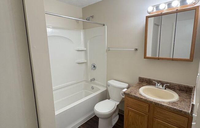 2 beds, 1 bath, 850 sqft, $930, Unit #27