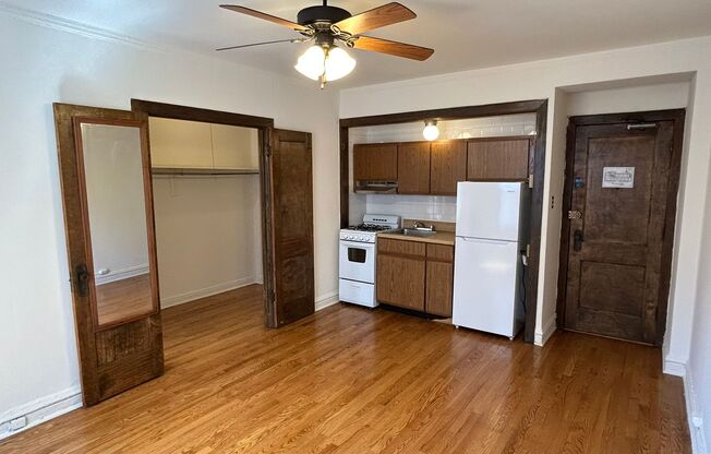 Studio, 1 bath, 320 sqft, $1,325, Unit 225-211