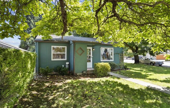 3Bd/1Ba Mid Century Home In Canby~ A/C, 2 Additional Storage, and Spacious Yard!!!