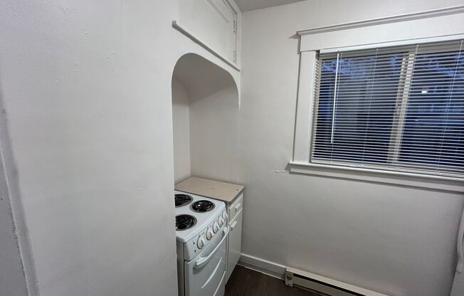 Studio, 1 bath, $825, Unit C