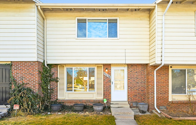 3BR Townhome in Aurora | Private Yard, Covered Parking & Community Pool