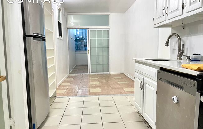 2 beds, 1 bath, $3,100, Unit 4