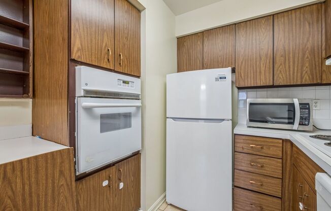 2 beds, 2 baths, 906 sqft, $2,015, Unit 212