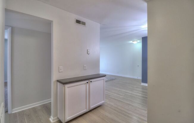 2 beds, 1 bath, $1,295, Unit # B 33