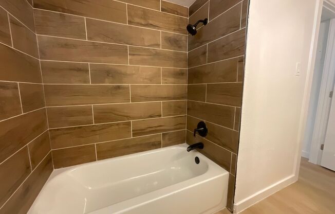 1 bed, 1 bath, 635 sqft, $1,150, Unit 33