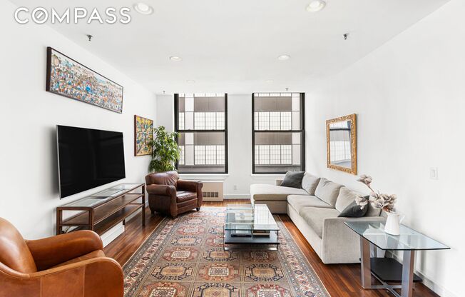 552 W 43 ST