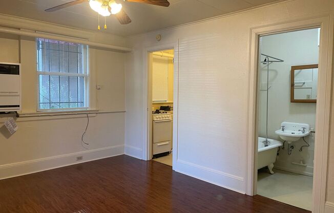 Studio, 1 bath, 350 sqft, $1,095, Unit 103