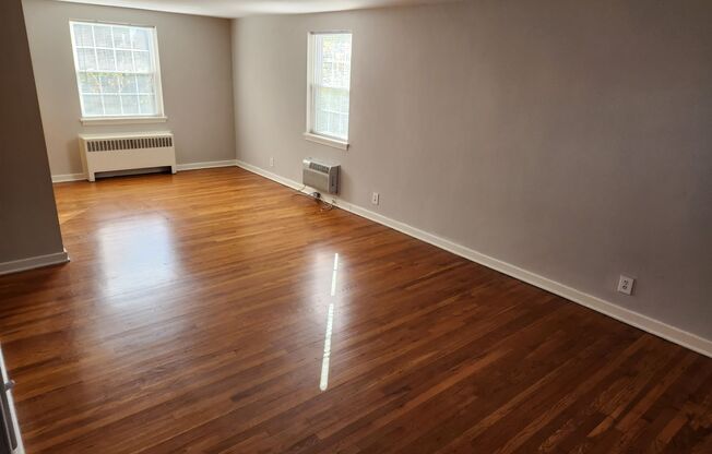 2 beds, 1 bath, 897 sqft, $2,335, Unit F-14