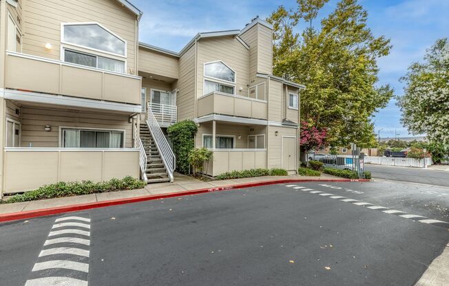 2 bed/2 bath Upstairs Condo!