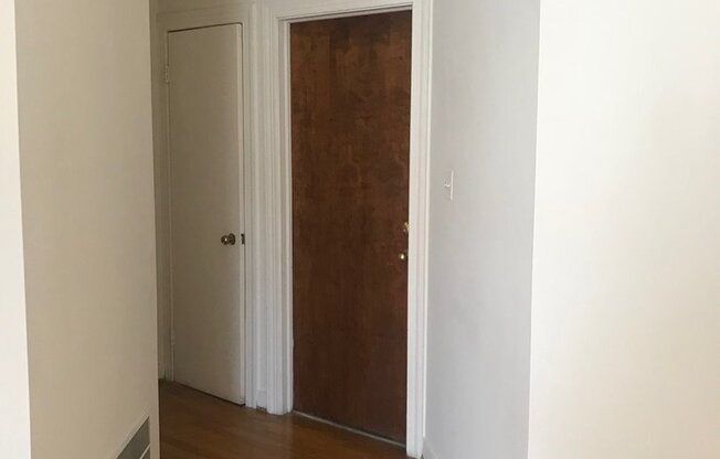 Studio, 1 bath, 400 sqft, $1,099, Unit 9E