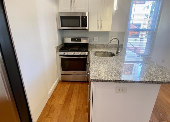 1 bed, 1 bath, 700 sqft, $2,200, Unit 1R