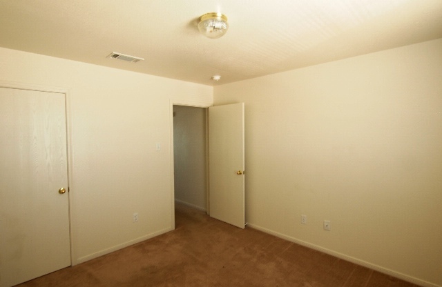 2 beds, 1 bath, 832 sqft, $850, Unit C