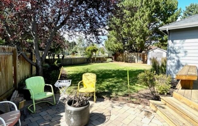 New listing in a quiet neighborhood in NE Bend!  Available for the New Year!  Plan ahead!