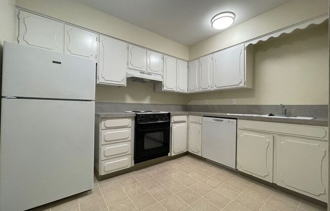 Spacious Montavilla 2 Bedroom Top Floor Unit- Great Natural light- Carport- Fur Babies Welcome