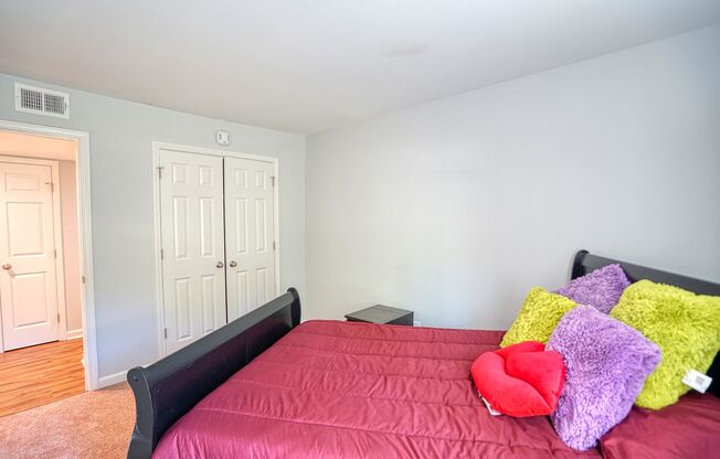 2 beds, 1 bath, 1,012 sqft, $1,296