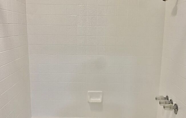 2 beds, 1 bath, 900 sqft, $2,300, Unit 8324-31