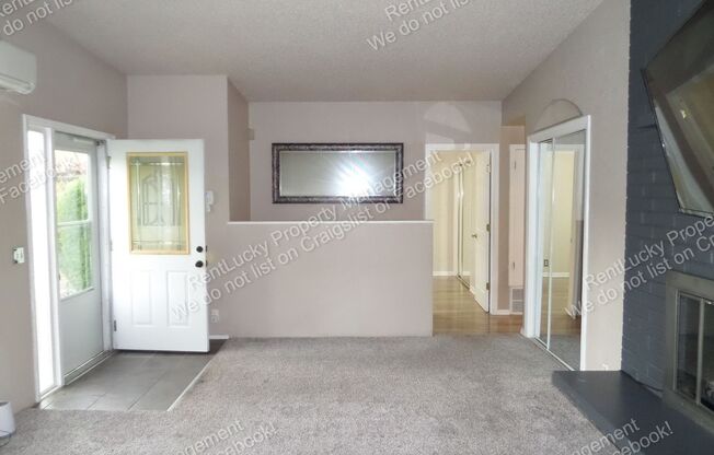 Super Cute 2-Bedroom Upper Level Unit in Duplex w/Large Yard and A/C!!