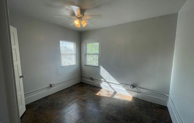 2 beds, 1 bath, $1,050, Unit Unit 4