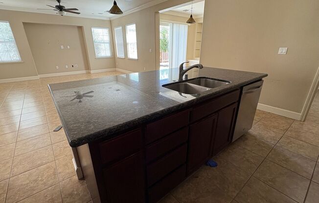 Large executive home close to Questa school!