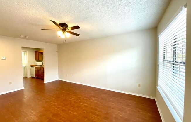 **MOVE IN SPECIAL!** MUST SEE! Spacious 2 Bedroom 2 Bath Unit!