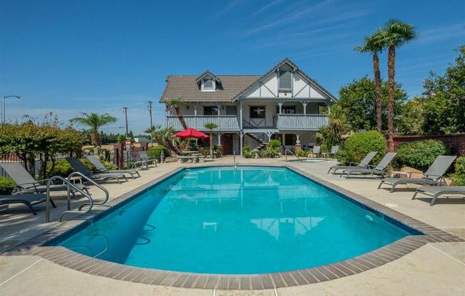 Swimming Pool With Relaxing Sundecks at Oxford Park Apartments, California, 93720