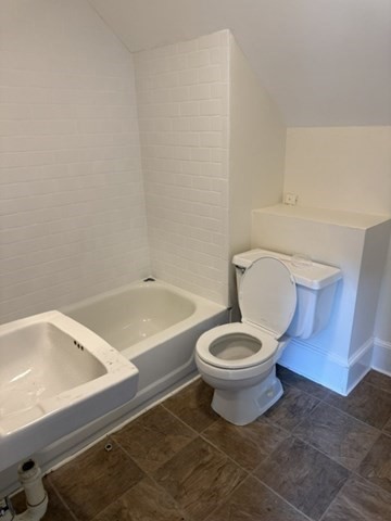 2 beds, 1 bath, 910 sqft, $2,300, Unit 2