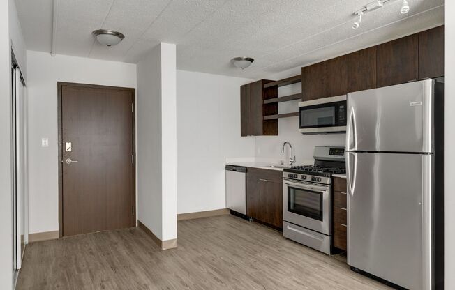 2 beds, 1 bath, 700 sqft, $1,617, Unit 102