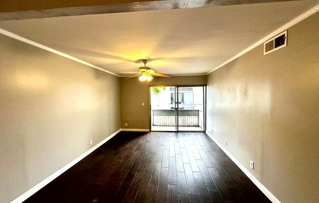***MOVE-IN SPECIAL 2 WEEKS FREE RENT***Spacious Renovated 2 bed +2 bath condo in Tarzana