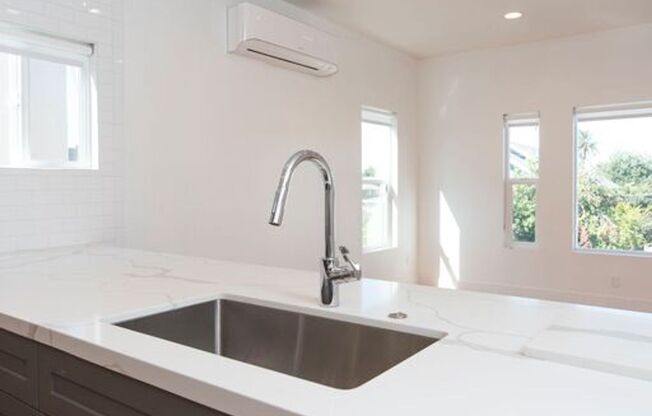 Beautiful 2 Bedroom apartment with Bonus Office space in Echo Park