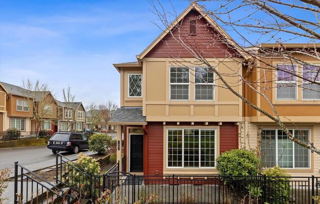 Stylish 3-Bedroom Home with Pool, Clubhouse & Playground