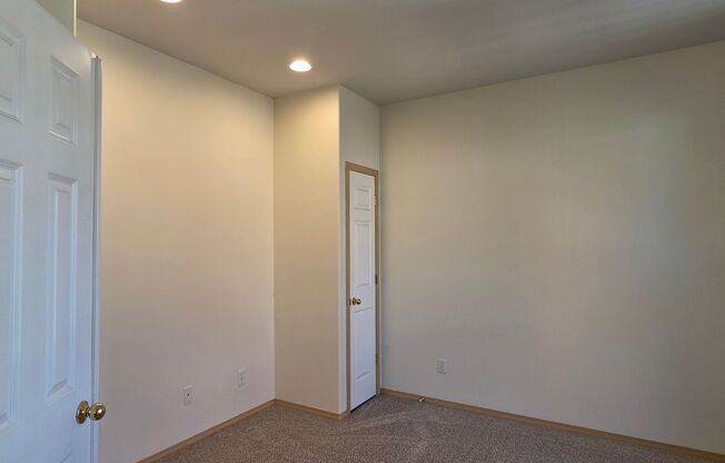 Large 4 Bedroom 2.5 bathroom Single Family Home in Larch Way Neighborhood, Lynnwood $3600 per/mo
