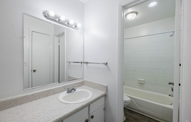 1 bed, 1 bath, 672 sqft, $1,100, Unit 2298-11
