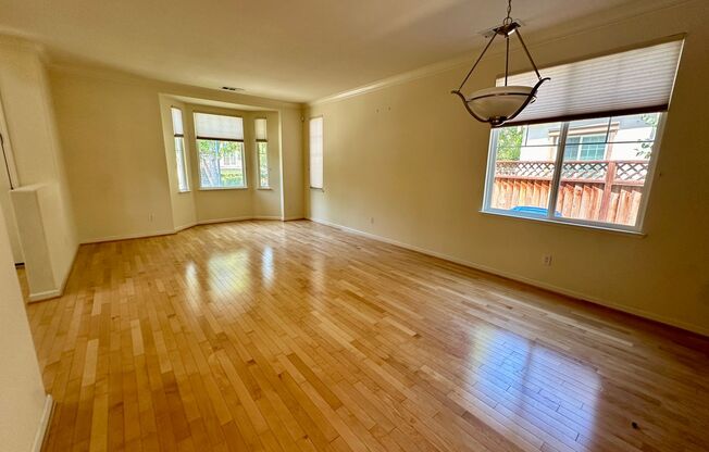 LUXURY HOME WITH BEAUTIFUL FINISHES CENTRAL LOCATION