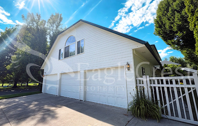 Brand-New Studio Apartment with Blue Mountain Views – Utilities Included!