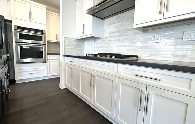 Civita/Apex – Luxury 3BR 3.5BA, Valley Views, Luxury Upgrades, AC, W/D, 2-Car Garage.