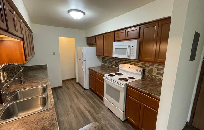 3 beds, 1 bath, 1,040 sqft, $1,695, Unit 3172-304