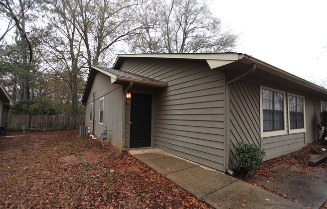 3 beds, 2 baths, $1,250, Unit # 9 B