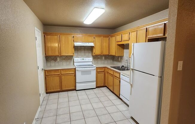 3 beds, 2 baths, $1,150, Unit B