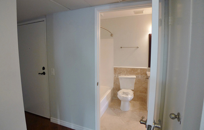 2 beds, 2 baths, 960 sqft, $2,850, Unit 102