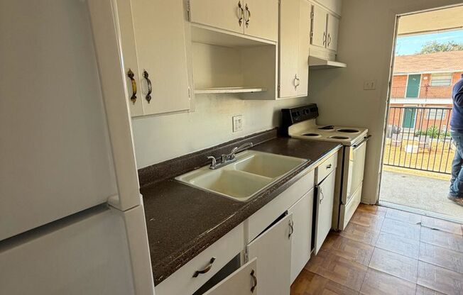 2 beds, 1 bath, 802 sqft, $1,350, Unit 221